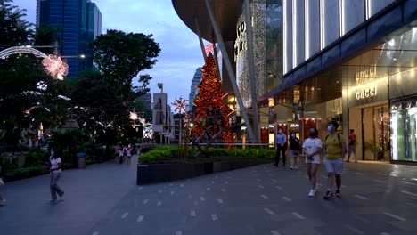 La-Gente-Camina-Junto-Al-árbol-De-Navidad-Y-Las-Luces-En-Orchard-Road,-Singapur
