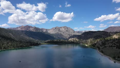 Vista-Panorámica-Del-Lago-De-Junio-En-Las-Montañas-De-Sierra-Nevada,-Ee.uu.---Toma-Aérea-De-Drones