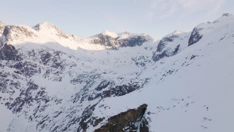 Schneebedeckte-Berge-An-Einem-Sonnigen-Wintertag-Am-Grøtfjord,-Kvaloya,-Troms,-Nordnorwegen