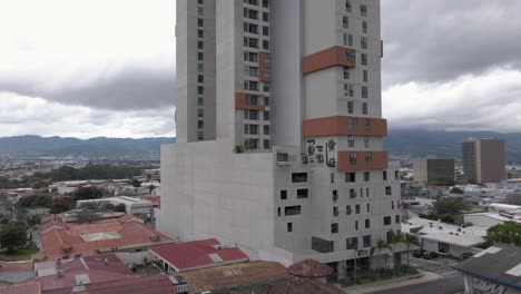 Drohnenschuss-Umkreist-Ein-Hochhaus-Wolkenkratzergebäude-In-San-Jose,-Costa-Rica