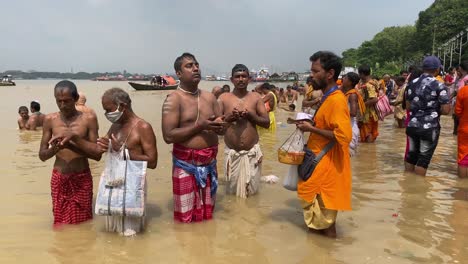 Menschen-Führen-Am-Mahalaya-Tag-Tarpan-Im-Fluss-Ganga-Für-Ihre-Vorfahren-Auf