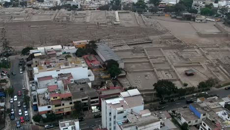 Luftaufnahme-Der-Huaca-Pucllana-Pyramide-Im-Stadtteil-Miraflores-Im-Zentrum-Von-Lima,-Peru