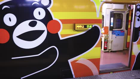 Kumamon-Maskottchenfigur-Auf-Dem-Orangefarbenen-Hisatsu-Eisenbahnwagen-In-Kyushu,-Südjapan