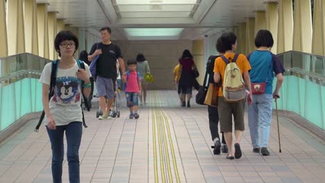 Gente-Caminando-En-El-Puente-Peatonal-De-Causeway-Road-Que-Conduce-A-La-Biblioteca-Central-De-Hong-Kong