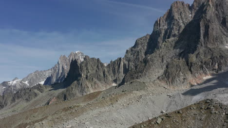 Antena-Baja-Sobre-La-Ladera-De-Una-Montaña-Rocosa
