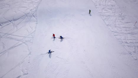 Leute,-Die-Auf-Schneepiste-Im-Winterskigebiet-Skifahren-Und-Snowboarden