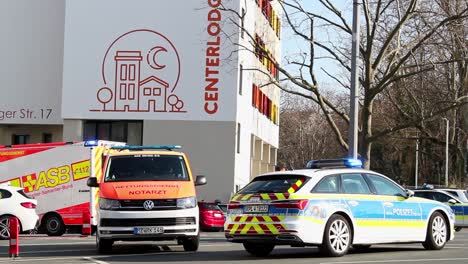 Mehrere-Deutsche-Rettungs--Und-Polizeifahrzeuge-An-Einem-Tatort-In-Mainz,-An-Dem-Es-Zu-Einer-Schießerei-Kam