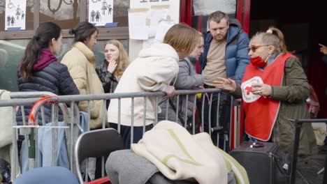 Kriegsflüchtlinge-Aus-Der-Ukraine,-Unterstützt-Von-Freiwilligen-Des-Roten-Kreuzes-Im-Registrierungszentrum