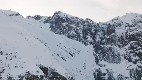 Escarpadas-Montañas-Cubiertas-De-Nieve-Cerca-De-Kvaloya-En-El-Norte-De-Noruega