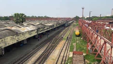 Líneas-Ferroviarias-En-La-Estación-De-Tren-De-Kamalapur,-Inclinadas-Hacia-Arriba-Con-Vistas-A-La-Azotea-De-La-Estación