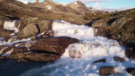 Ein-Epischer-Wasserfall-In-Norwegen-Bei-Sonnenaufgang