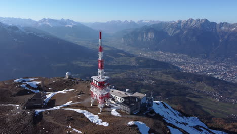 Toma-Aérea-De-Retroceso-De-La-Estación-De-Montaña-Patscherkofel-En-Innsbruck