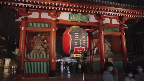 Asakusa-Temple-in-Tokyo,-Rainy-Night-Scene-at-Lantern-Gate