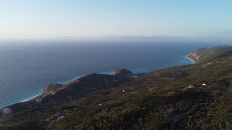 Die-Luftaufnahme-über-Den-Wald-Zeigt-Die-Küste-Des-Strandes-Megali-Petra-In-Lefkada,-Griechenland