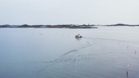 Boot-Fährt-Langsam-Mit-Zwei-Passagieren-In-Ruhigem-Wasser,-Norwegen