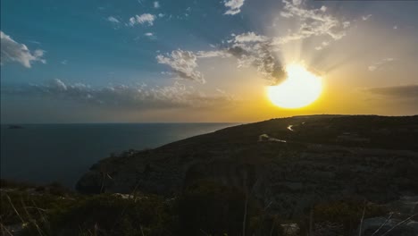Lapso-De-Tiempo-Desde-La-Gruta-Azul-En-Malta-De-La-Puesta-De-Sol-Dorada-Sobre-El-Mediterráneo