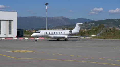 Luxus-Langstrecken-Privatjet-Gulfstream-G650-Beim-Rollen-Am-Flughafen-Florenz