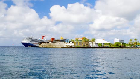 Toma-Panorámica-De-Gran-Angular-Del-Crucero-Carnival-Glory-Atracado-Junto-Al-Centro-Comercial-Riffort-En-Willemstad,-En-La-Isla-Caribeña-De-Curacao.