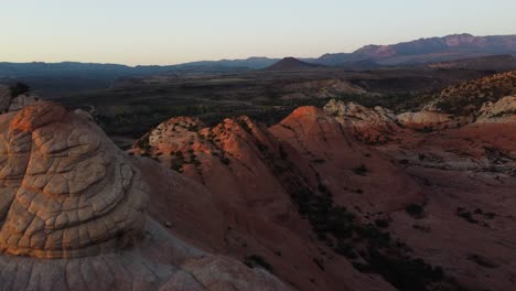 Drohnenblick-über-Die-Wüste-Und-Felsformationen