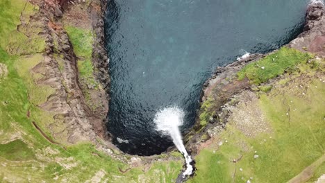Gasadalur-Wasserfall-Auf-Den-Färöer-Inseln