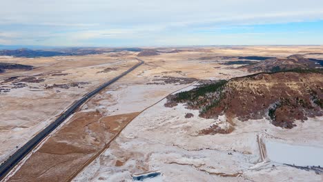 Airplane-flight-along-I-25-near-the-town-of-Monument,-Colorado-during-the-winter