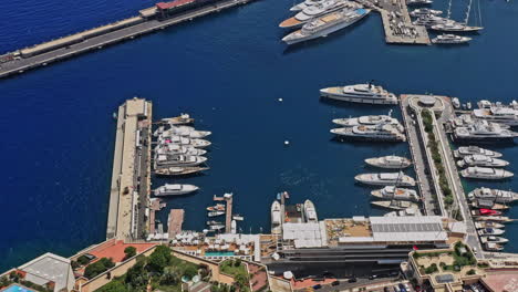 Monaco-Aerial-V23-Drohne-Aus-Der-Vogelperspektive-Fliegt-über-Die-Touristischen-Luxusviertel-Und-Fängt-Yachten-Ein,-Die-Am-Port-Hercule-Anlegen,-Berühmte-Casinos-Und-Das-Stadtbild-Der-Innenstadt-–-Juli-2021