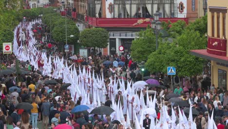 Tausende-Von-Büßern-Marschieren-Während-Einer-Prozession-Zur-Feier-Der-Karwoche-In-Sevilla,-Spanien