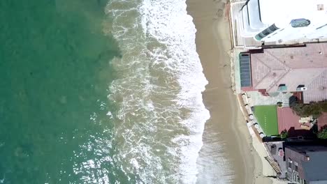 Zeitlupenküste-Mit-Großen-Wellen-Und-Wunderschönen-Einfamilienhäusern,-Gewagter-Luftbildflug,-Drohnenaufnahmen-Aus-Der-Vogelperspektive-Am-Malibu-Topanga-Beach,-USA-2018