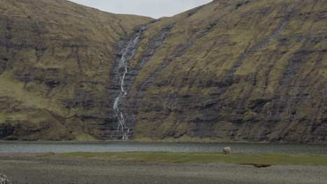 Große-Zeitlupe-Eines-Tals-In-Saksun,-Färöer-Inseln