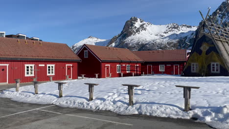 Schwenkaufnahme-Von-Lamholmen-In-Svolvaer,-Mit-Traditionellen-Norwegischen-Rorbu,-Fischerhütten-An-Einem-Sonnigen-Tag-Mit-Blauem-Himmel,-Lofoten-Insel