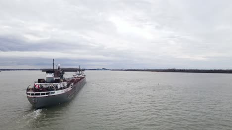 Frachter-Mit-Kanadischer-Flagge,-Der-Güter-Auf-Dem-Detroit-River-Transportiert,-Luftaufnahme