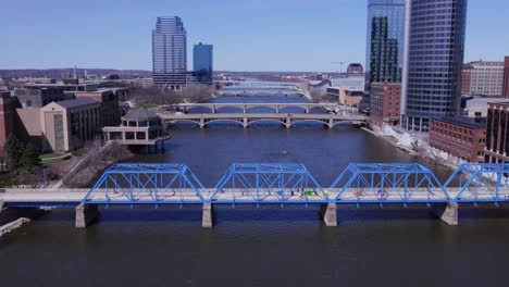 Forward-aerial-of-Blue-Bridge,-Grand-River-and-Grand-Rapids-skyline