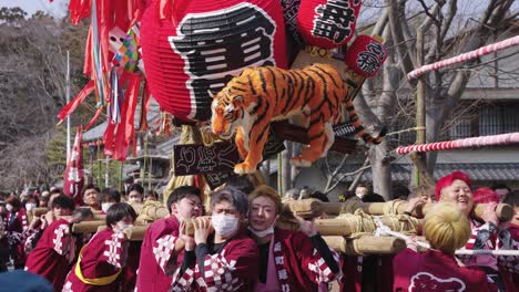 Einheimische-Japaner-In-Omihachiman-Tragen-Einen-Festwagen-Zur-Tigerparade