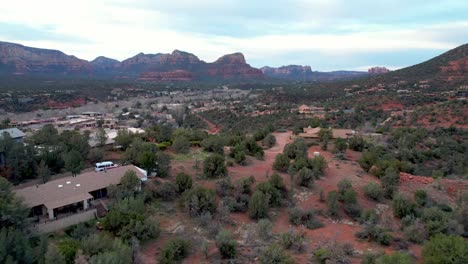 Häuser-Und-Red-Rock-Antennen-In-Sedona,-Arizona