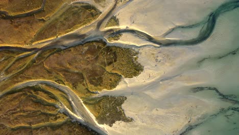 Oberwagen,-Linke-Ansicht-Der-Venenartigen-Formationen-An-Der-Mündung-Des-Rio-Blanco-In-Den-Pazifischen-Ozean-Bei-Hualaihue,-Chile