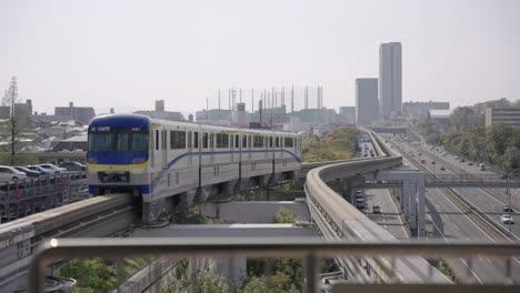 Osaka-Einschienenbahn-Verlässt-Den-Bahnhof-Yamada-An-Einem-Klaren-Nachmittag,-Japan-4k