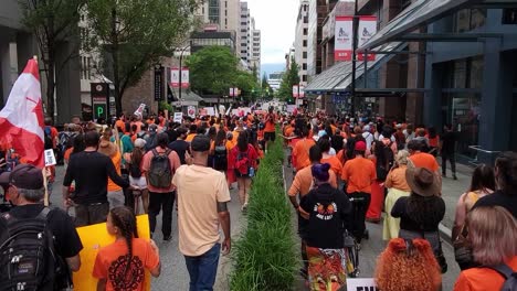 Demonstranten-Marschieren-Am-Canada-Day-Durch-Die-Innenstadt-Von-Vancouver-Und-Rufen-Zu-Einem-Landesweiten-Moment-Der-Trauer-Auf,-Nachdem-Unmarkierte-Gräber-Auf-Standorten-Indigener-Wohnschulen-Entdeckt-Wurden