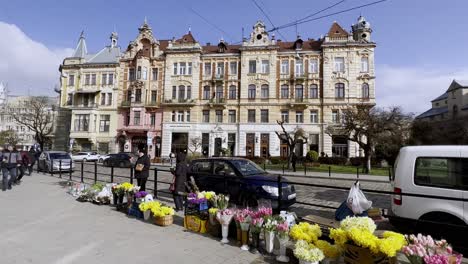 Blumenverkäufer-Auf-Der-Straße-In-Lemberg,-Ukraine