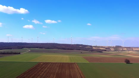 Panoramablick-Auf-Felder-Und-Windkraftanlagen,-Die-An-Einem-Sonnigen-Tag-Alternative-Energie-Erzeugen