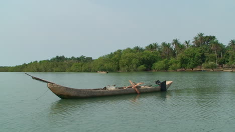 Artisanal-fishing-boat,-made-from-a-tree-trunk