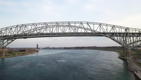 Blaue-Wasserbrücke,-Die-Port-Huron,-Michigan,-USA,-Und-Sarnia,-Ontario,-Kanada-Verbindet,-Am-Abend-Drohnenvideo,-Das-Sich-Vorwärts-Bewegt