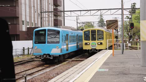Japanischer-Zugbegleiter,-Der-Auf-Dem-Bahnsteig-Läuft,-Als-Züge-Ankommen