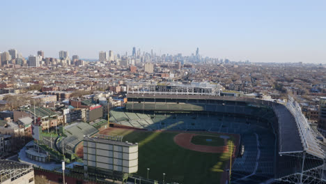 Luftflug-über-Wrigley-Field,-Der-Heimat-Des-MLB-Baseballteams-Chicago-Cubs