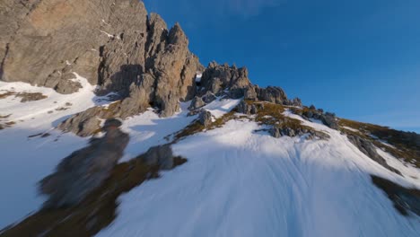 Epischer-österreichischer-Winterberg,-Gefilmt-Von-Einer-FPV-Drohne-Bei-Sonnenaufgang