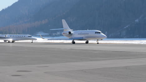 Marshaler-assist-Dassault-Falcon-2000-French-business-jet-to-maneuver-on-runway