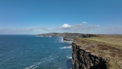 Cliffs-Of-Moher-1-–-Tourismus-In-Irland-–-Stabilisierte-Drohnenansicht-In-4k