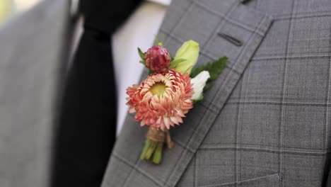 Junger-Mann-Oder-Bräutigam-Im-Formellen-Anzug-Mit-Rosa-Und-Grüner-Blumenboutonniere-Und-Schwarzer-Krawatte-1080p-60fps