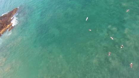 Toma-Aérea-De-Drones-Fpv-De-Gente-Surfeando-En-El-Mar