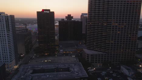 Aerial-view-towards-the-Hyatt-Regency-hotel-in-New-Orleans,-vibrant-dusk-in-USA
