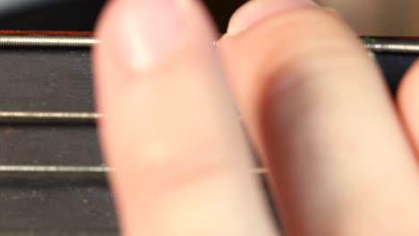 Makroaufnahme-Der-Finger-Eines-Gitarristen,-Die-Alte-Und-Rostige-Akustikgitarrensaiten-Drücken
